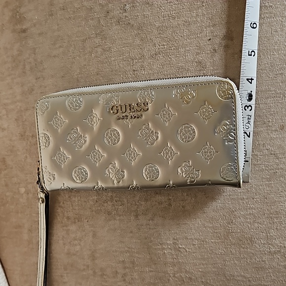Guess wallet NWOT - Picture 3 of 9